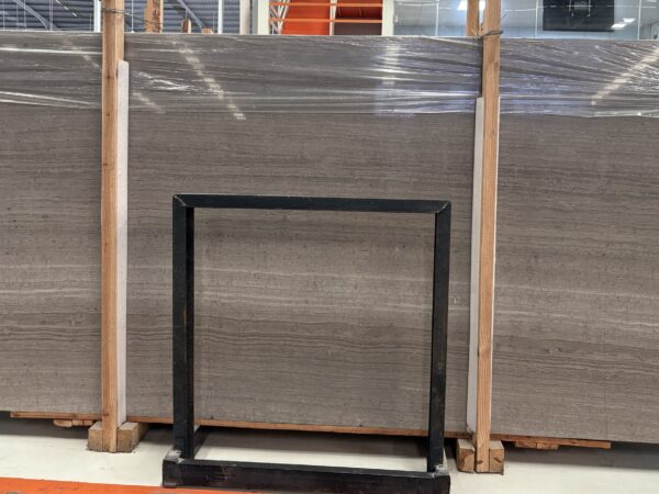 The polished face of a slab, with the figure of the bed running across it in straight lines.