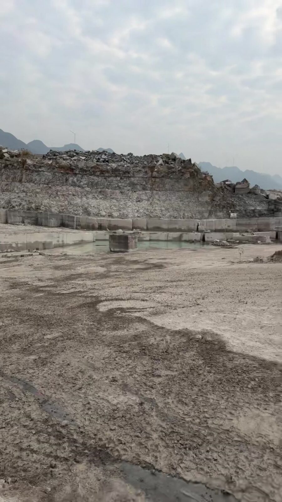 The quarry and the working floor